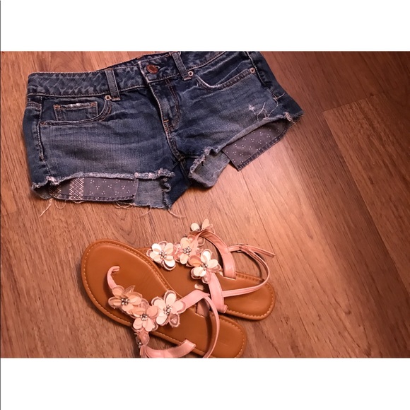 🌺🌸American Eagle short shorts! Size 2🌺🌸 - Picture 2 of 3